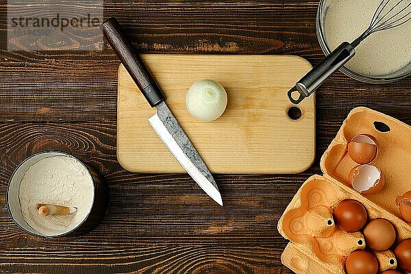 Draufsicht auf einen Küchentisch mit Zutaten für ein Omelett
