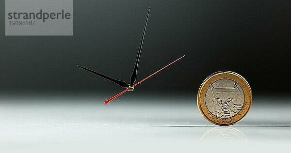 Uhr  Symbolisches Bild der vergehenden Zeit  Zeit ist Geld