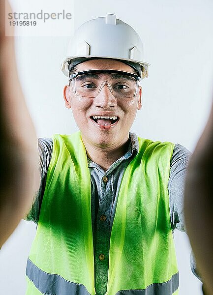 Fröhlicher Bauingenieur  der ein Selfie macht  isoliert. Ingenieur  isoliert. Lächelnder männlicher Ingenieur  der ein Selfie macht und in die Kamera schaut