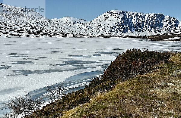 Vereister See in den Bergen von Norwegen