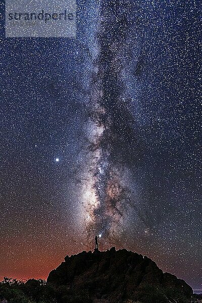 Silhouette eines jungen Mannes unter dem Sternenhimmel mit Blick auf den Lactea Weg der Caldera de Taburiente in der Nähe des Roque de los Muchahos auf der Insel La Palma  Kanarische Inseln. Spanien  Astrofotografie