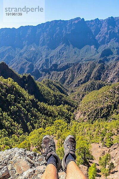 Füße eines jungen Mannes  der sich nach einer Wanderung auf dem Gipfel des La Cumbrecita im Hochgebirge der Insel La Palma  Kanarische Inseln  Spanien  ausruht  Europa