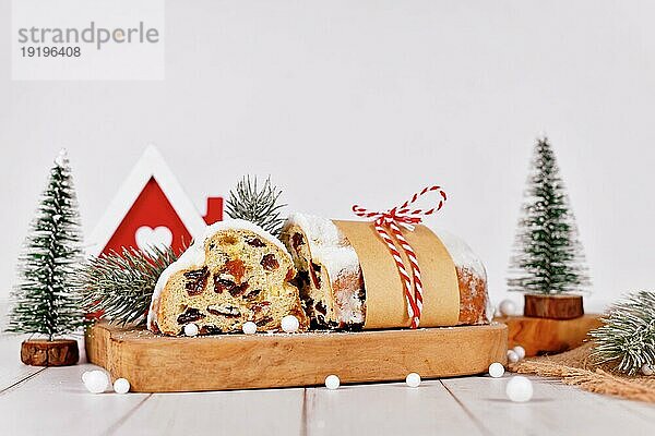 Aufgeschnittener deutscher Stollen  ein Früchtebrot mit Nüssen  Gewürzen und getrockneten Früchten mit Puderzucker  das traditionell zur Weihnachtszeit serviert wird