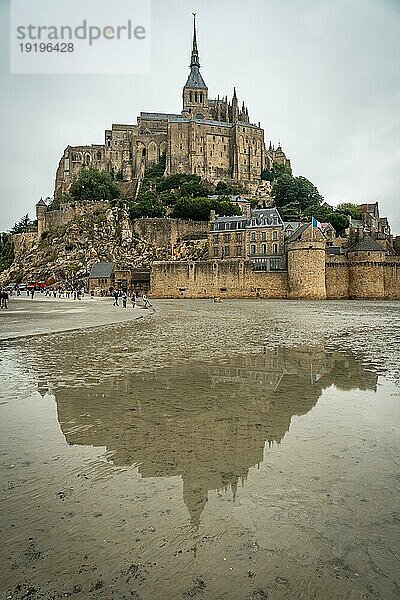 Die berühmte Abtei Mont Saint Michel spiegelt sich als Silhouette im Wasser bei Ebbe am Strand  Region Normandie  Frankreich  Europa