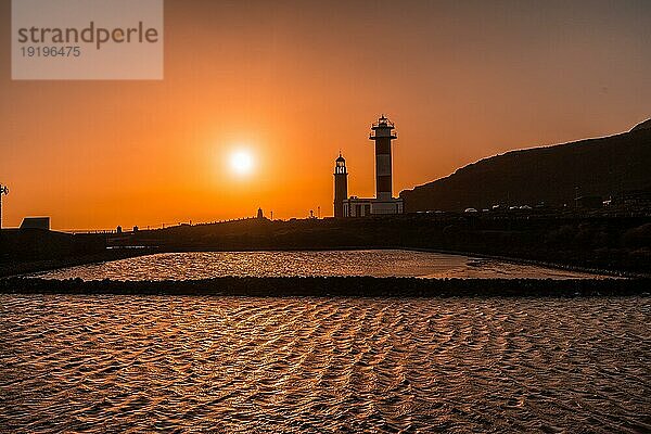 Silhouette des Leuchtturms von Fuencaliente bei Sonnenuntergang  auf der Route der Vulkane südlich der Insel La Palma  Kanarische Inseln  Spanien  Europa