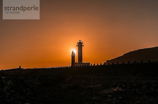 Silhouette des Leuchtturms von Fuencaliente bei Sonnenuntergang  auf der Route der Vulkane südlich der Insel La Palma  Kanarische Inseln  Spanien  Europa