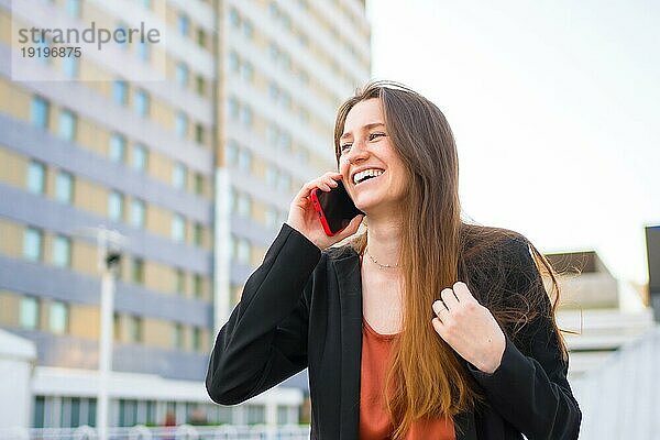 Nahaufnahme einer glücklichen jungen Geschäftsfrau im Gespräch mit dem Handy