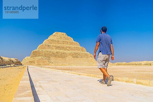 Ein junger Mann geht in der Stufenpyramide von Djoser  Saqqara. Ägypten. Die wichtigste Nekropole in Memphis. Die erste Pyramide der Welt