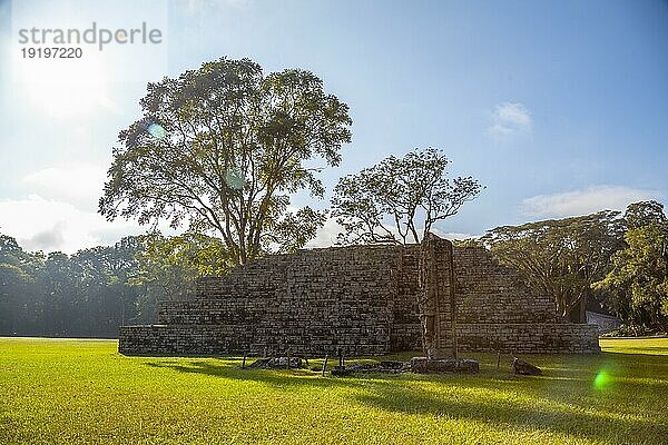 Gegenlicht auf den Mayapyramiden in den Copan Ruinen Tempeln. Honduras