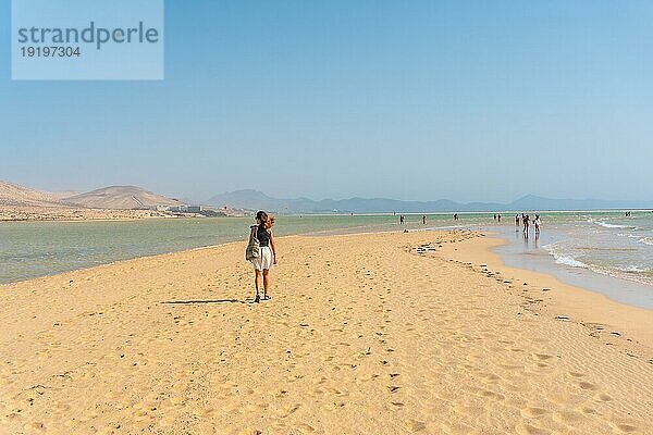 Ein junger Tourist spaziert am Strand von Sotavento im Süden von Fuerteventura  Kanarische Inseln. Spanien