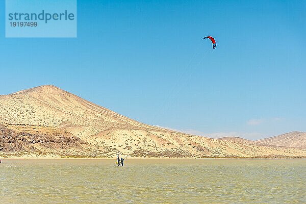 Der Strand von Sotavento im Süden von Fuerteventura  Kanarische Inseln  ist ideal zum Kitesurfen und Skysurfen. Spanien