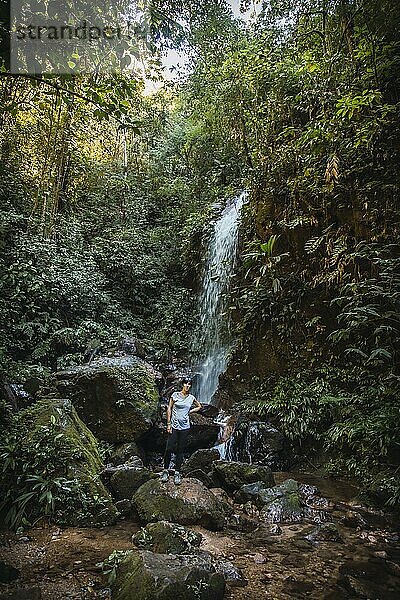 Eine fröhliche junge Frau im Nationalpark Cascada del Cerro Azul Meambar (Panacam) am Yojoa See. Honduras