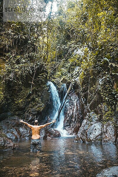 Natürlicher Wasserfall des Nationalparks Cerro Azul Meámbar (Panacam) in Yojoa. Honduras