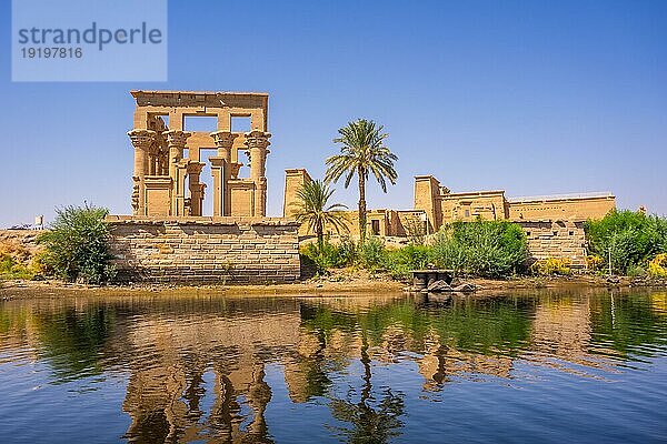 Der schöne Tempel von Philae und die griechisch römischen Gebäude vom Nil aus gesehen  ein Tempel  der Isis  der Göttin der Liebe  gewidmet ist. Assuan. Ägyptisch
