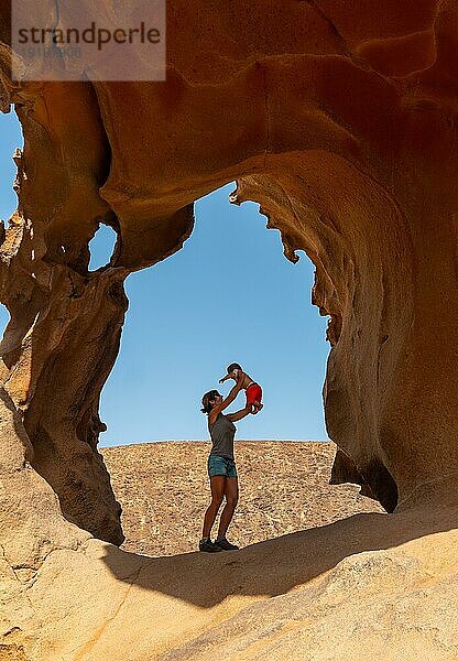 Eine Mutter hat Spaß mit ihrem Baby am Mirador de la Peñitas in der Peñitas Schlucht  Fuerteventura  Kanarische Inseln. Spanien