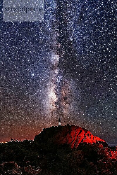 Silhouette eines jungen Mannes unter dem Sternenhimmel mit Blick auf den Lactea Weg der Caldera de Taburiente in der Nähe des Roque de los Muchahos auf der Insel La Palma  Kanarische Inseln. Spanien  Astrofotografie