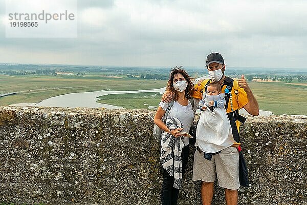 Eine junge Familie  die die berühmte Abtei Mont Saint Michel im Departement Manche  Region Normandie  Frankreich  von innen besucht  Europa