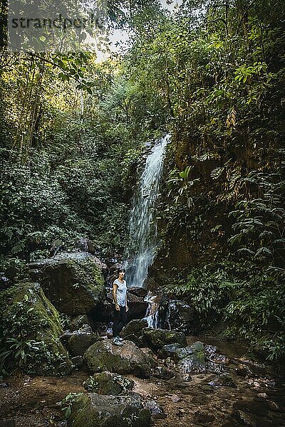 Eine fröhliche junge Frau im Nationalpark Cascada del Cerro Azul Meambar (Panacam) am Yojoa See. Honduras