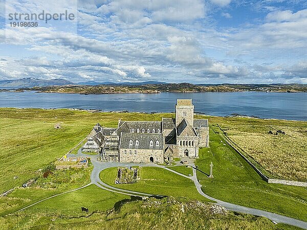 Luftbild von der christlichen Iona Abbey  Pilgerziel  Kloster Iona  Klosteranlage auf der schottischen Hebrideninsel Iona  am Horizont die Halbinsel Ross of Mull  Isle of Mull  Schottland  Großbritannien  Europa