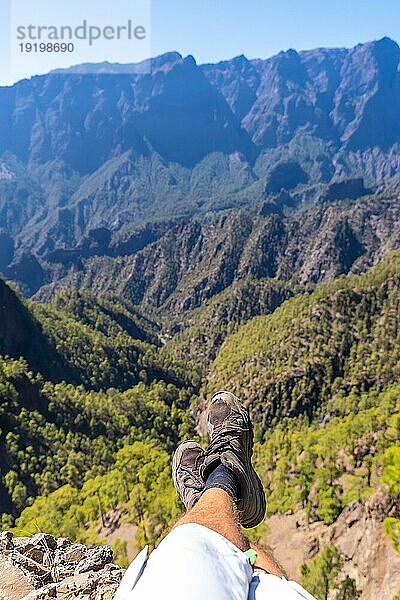 Füße eines jungen Mannes  der sich nach einer Wanderung auf dem Gipfel des La Cumbrecita im Hochgebirge der Insel La Palma  Kanarische Inseln  Spanien  ausruht  Europa