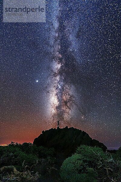 Silhouette eines jungen Mannes unter dem Sternenhimmel mit Blick auf den Lactea Weg der Caldera de Taburiente in der Nähe des Roque de los Muchahos auf der Insel La Palma  Kanarische Inseln. Spanien  Astrofotografie