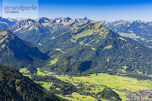 Panorama vom Gaisalphorn  1953m  auf den südlichen Ortsrand von Oberstdorf und die Lorettowiesen  Allgäuer Alpen  Allgäu  Bayern  Deutschland  Europa