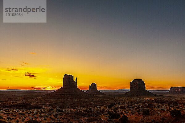 Silhouette des Monument Valley bei einem wunderschönen Sonnenaufgang im August  Utah