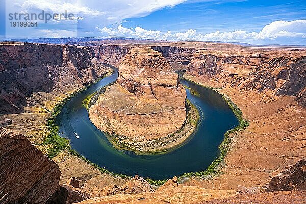 Die beeindruckende Horseshoe Bend und der Colorado River im Hintergrund  Arizona. Vereinigte Staaten