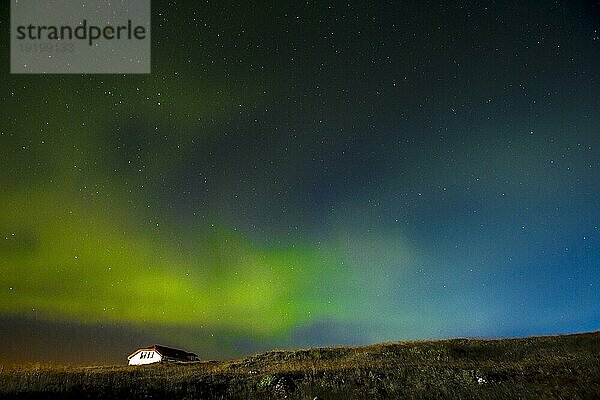Grüne Lichter des wunderschönen Nordlichts auf der Halbinsel Reykjanes im Süden Islands