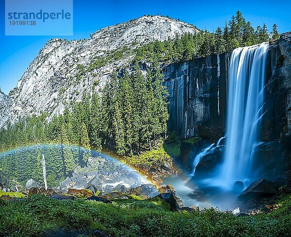 Langzeitbelichtung des Wasserfalls Vernal Falls im Yosemite National Park. Kalifornien  Vereinigte Staaten