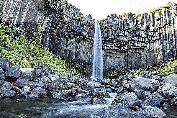 Langzeitbelichtung am Svartifoss Wasserfall  dem schönsten Wasserfall im Süden Islands