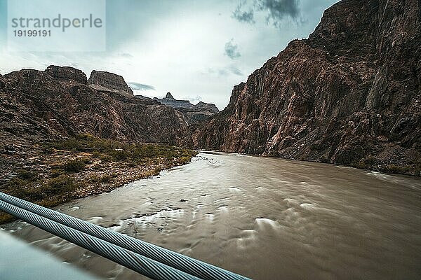 Langzeitbelichtung an einem bewölkten Nachmittag des Colorado River auf der Bright Angel Trailhead Route im Grand Canyon. Arizona