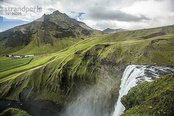 Wasserfall auf dem Gipfel des Skogafoss Wasserfalls im Goldenen Kreis im Süden Islands