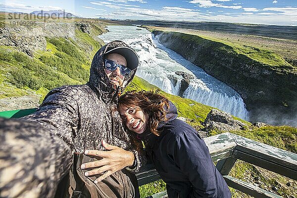 Ein Paar oberhalb des Gullfoss Wasserfalls im Goldenen Kreis im Süden von Island