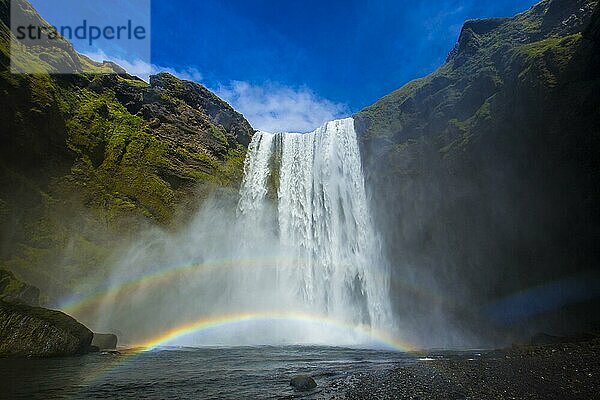 Regenbogen am Skogafoss Wasserfall im Goldenen Kreis im Süden von Island