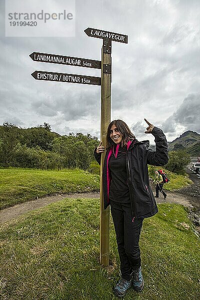 Eine junge Frau am 54 km langen Thórsmörk Signal der 4 Tage Wanderung nach Landmannalaugar. Island