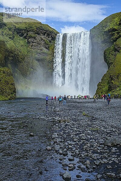 Touristen am wunderschönen Skogafoss Wasserfall im Goldenen Kreis im Süden von Island