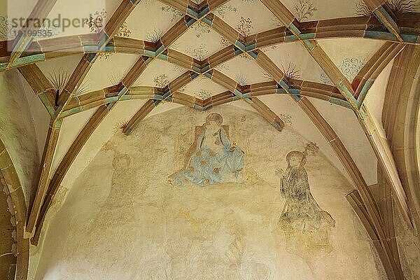 Historische Wandgemälde mit Madonna-Figur im Parlatorium der ehemaligen Zisterzienserabtei  romanisch  Innenansicht  Kunsthandwerk  Malerei  UNESCO  Kloster  Maulbronn  Kraichgau  Baden-Württemberg  Deutschland  Europa