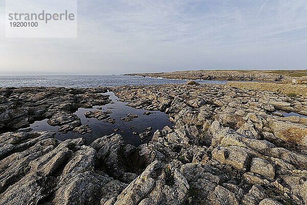 Die Cote Sauvage  Wilde Küste  ist eine Felsenküste an der Westseite der Quiberon-Halbinsel in der Bretagne. Kerne  Quiberon  Morbihan  Frankreich  Europa
