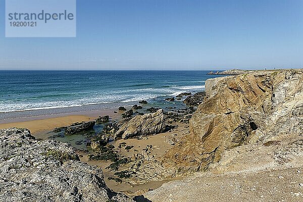 Die Cote Sauvage  Wilde Küste  ist eine Felsenküste mit Sandbuchten an der Westseite der Quiberon-Halbinsel in der Bretagne. Kergroix  Quiberon  Morbihan  Frankreich  Europa