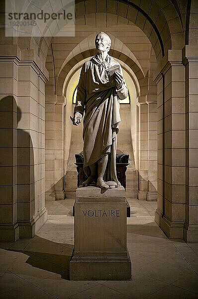 Innenaufnahme  Statue  Sarkophag  Ehrengrab von François Marie Arouet Voltaire  Krypta  Nationale Ruhmeshalle Panthéon  Montagne Sainte-Geneviève oder Hügel der Heiligen Genoveva  Paris  Frankreich  Europa