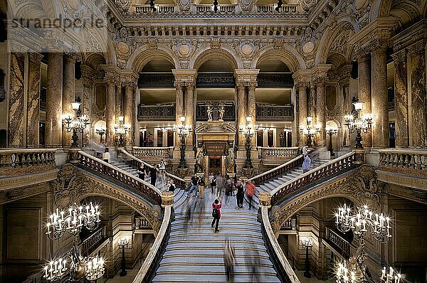 Innenansicht  Besucher  Touristen  Menschen  auf Rokoko-Marmortreppe  Große Treppe  escalier d'honneur  Foyer  Bewegung  Wischeffekt  Oper  Opéra Palais Garnier  Paris  Frankreich  Europa