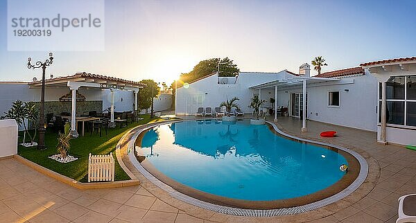 Panoramablick auf den Pool der Luxusvilla bei Los Cristianos im Süden von Teneriffa  Kanarische Inseln