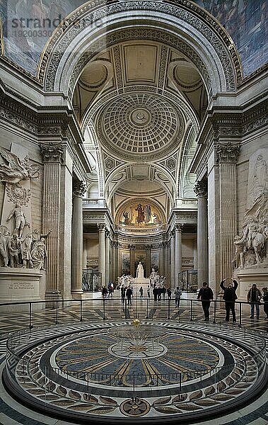 Innenaufnahme  Besucher  Foucaultsches Pendel zum empirischen Nachweis der Erdrotation  Darstellung Revolution und Nationalkonvent  Nationale Ruhmeshalle Panthéon  Montagne Sainte-Geneviève oder Hügel der Heiligen Genoveva  Paris  Frankreich  Europa