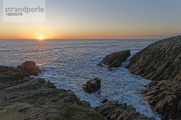 Sonnenuntergang an der Cote Sauvage. Die Wilde Küste ist eine Felsenküste im Westen der Halbinsel Quiberon in der Bretagne. Kerne  Quiberon  Morbihan  Frankreich  Europa