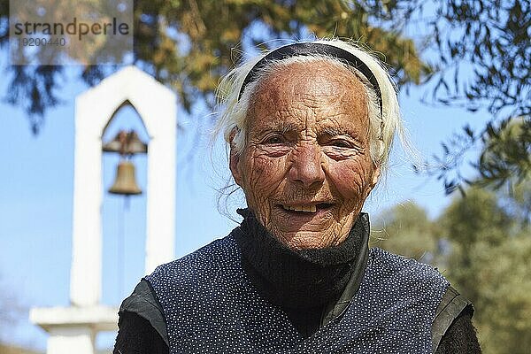 Porträt  Alte Dame  Glockenturm  Südwestkreta  Provinz Chania  Kreta  Griechenland  Europa