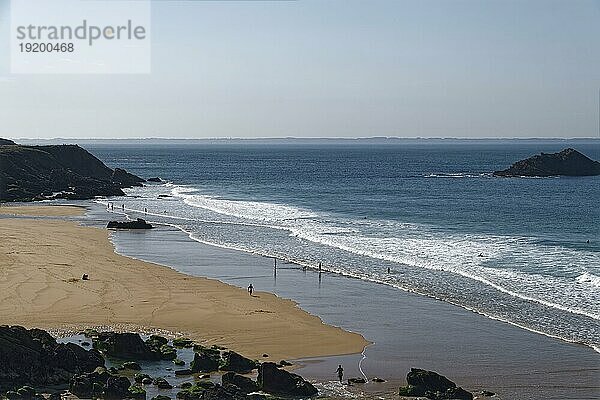 Die Cote Sauvage  Wilde Küste  ist eine Felsenküste mit Sandbuchten an der Westseite der Quiberon-Halbinsel in der Bretagne. Kergroix  Quiberon  Morbihan  Frankreich  Europa