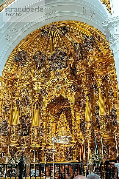 Detail der Kapelle im Inneren der Kirche und die Jungfrau im Heiligtum von El Rocio. Huelva. Andalusien