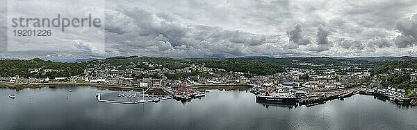 Luftbild-Panorama von der Hafenstadt Oban  rechts der Fährhafen  Argyll and Bute  Schottland  Großbritannien  Europa