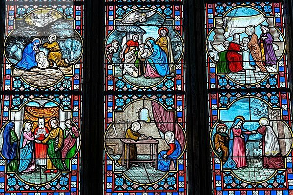 Glasmalerei im Inneren der Kathedrale Saint Corentin im mittelalterlichen Dorf Quimper im Departement Finisterre. Französische Bretagne  Frankreich  Europa